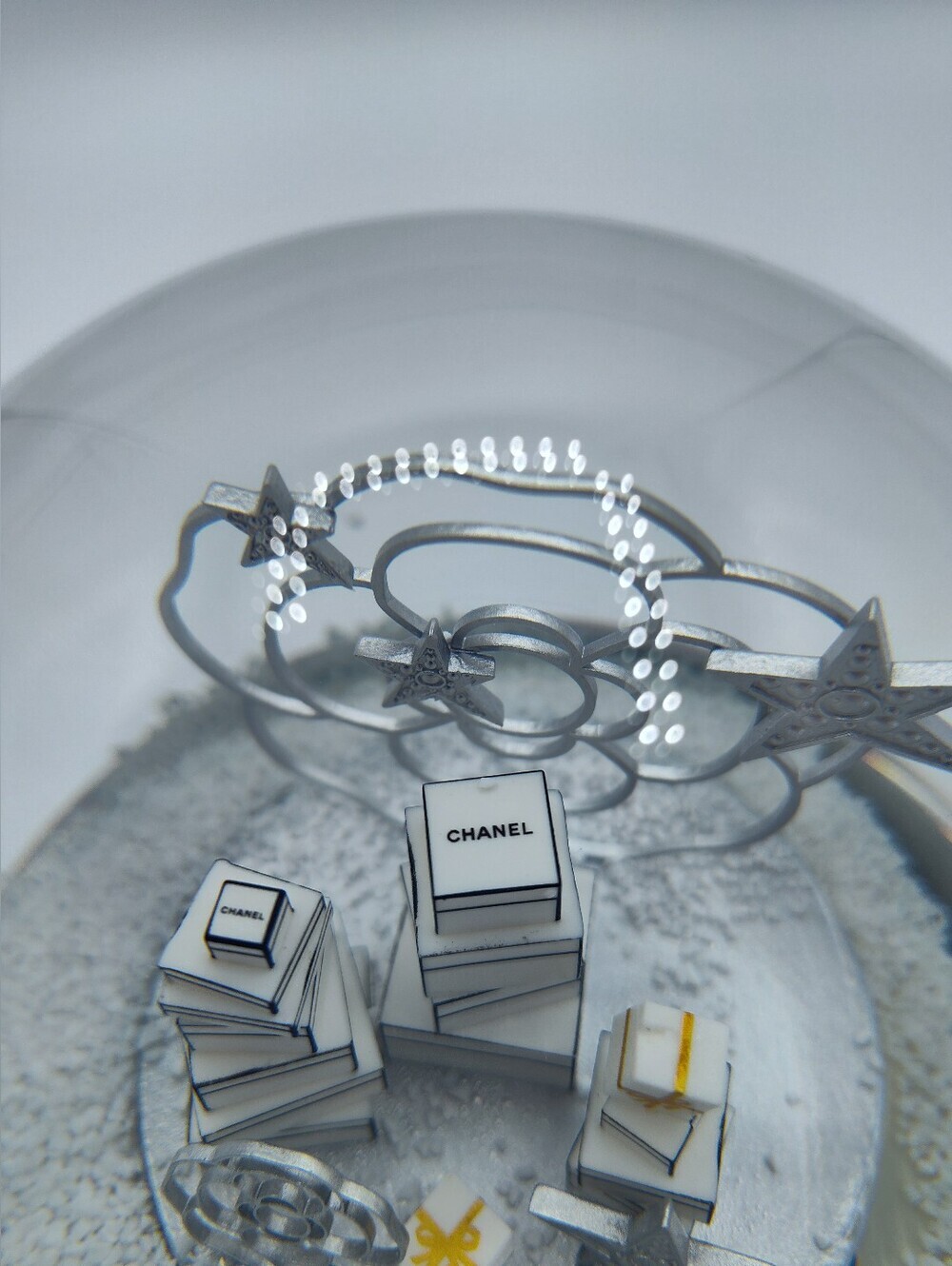 CHANEL Fine Jewelry White and Gold Gift Box Snow Globe - Picture 6 of 6